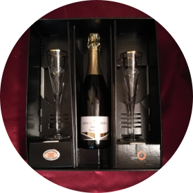 individuell nach Wunsch möglich. mit Weinkelchen mit oder ohne Fl. Wein mit Sektkelche mit oder ohne Fl. Sekt möglich Preis auf Anfrage Geschenkkarton